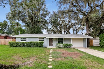 921 Hillside Dr Lutz, FL 33549